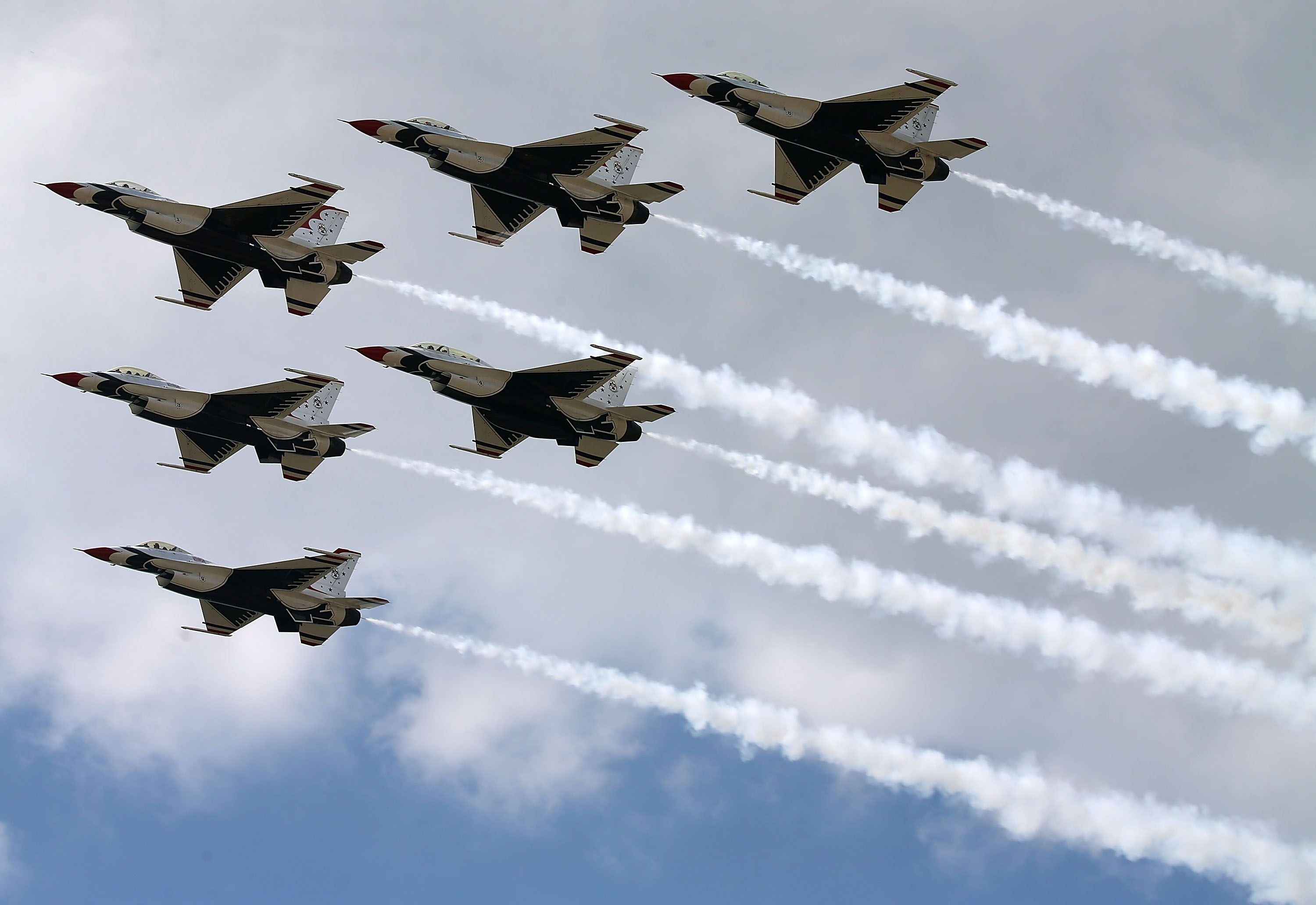 Six Airforce thunderbird planes flying